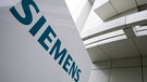 Das Logo des Elektrokonzerns Siemens vor dem Siemens-Forum am Firmensitz in München (Bayern) auf einer Stele am Empfang zu sehen. | Bild: picture-alliance/dpa/Peter Kneffel
