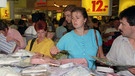 Ersten Sommerschlussverkauf der DDR im Ost-Berliner Centrum Warenhaus, aufgenommen am 30. Juli 1990. | Bild: picture-alliance/dpa