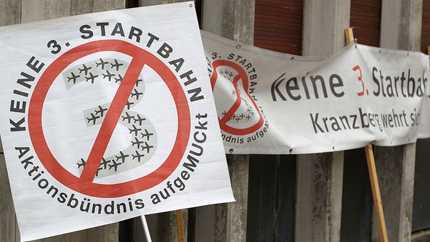 Plakate mit der Aufschrift "Keine 3. Startbahn - Aktionsbündnis aufgeMUCKT" | Bild: picture-alliance/dpa