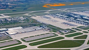 Das Foto zeigt den Flughafen München mit der eingezeichneten geplanten dritten Startbahn | Bild: picture-alliance/dpa