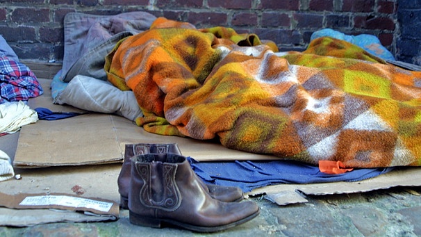 Symbolbild Obdachlose: Obdachloser schläft in Decken gehüllt auf dem Boden | Bild: colourbox.com