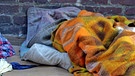 Symbolbild Obdachlose: Obdachloser schläft in Decken gehüllt auf dem Boden | Bild: colourbox.com