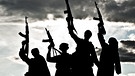 Die Umrisse von mehreren Terroristen vor einem wolkenverhangenen Himmel | Bild: colourbox.com