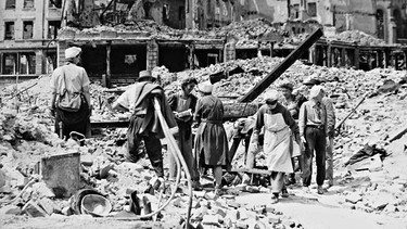 Anfang 1945: Männer und Frauen bei der Beseitigung von Kriegsschutt in München | Bild: Francé/Süddeutsche Zeitung Photo