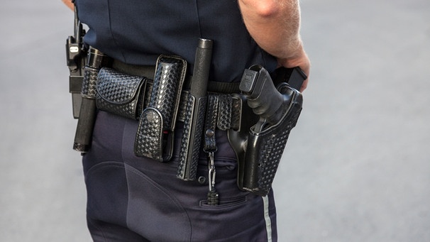 Symbolbild: Blick auf den Gürtel mit der Ausrüstung an einer amerikanischen Polizeiuniform | Bild: mauritius-images
