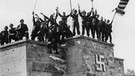 20. April 1945: Soldaten der 7. US-Armee schwenken auf dem Reichsparteitagsgelände US-Fahnen | Bild: SZ Photo/Süddeutsche Zeitung Photo