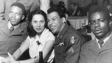 Amerikanische Soldaten im Feierabend mit einer deutschen Freundin | Bild: SZ-Archiv/Alfred Strobel