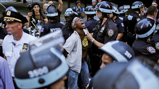 Festnahme eines Demonstranten bei Protestkundgebungen in Manhattan, New York, wegen des gewaltsamen Todes von Alton Sterling und Philando Castile | Bild: Reuters (RNSP)/Bria Webb