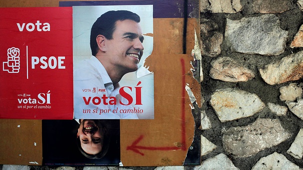 Ein altes Plakat mit dem Vorsitzenden der Podemos Partei, Pablo Iglesias, und ein neueres Plakat mit dem Vorsitzenden der PSOE-Partei, Pedro Sanchez | Bild: Reuters (RNSP)