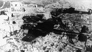 Archiv - Deutsche Kampfflugzeuge vom Typ DO 17 überfliegen die Akropolis in Athen. Nachdem Ende 1940 ein Versuch Italiens, Griechenland zu erobern gescheitert war, begann am 6. April 1941 von Bulgarien aus der deutsche Angriff auf Griechenland | Bild: picture-alliance/dpa