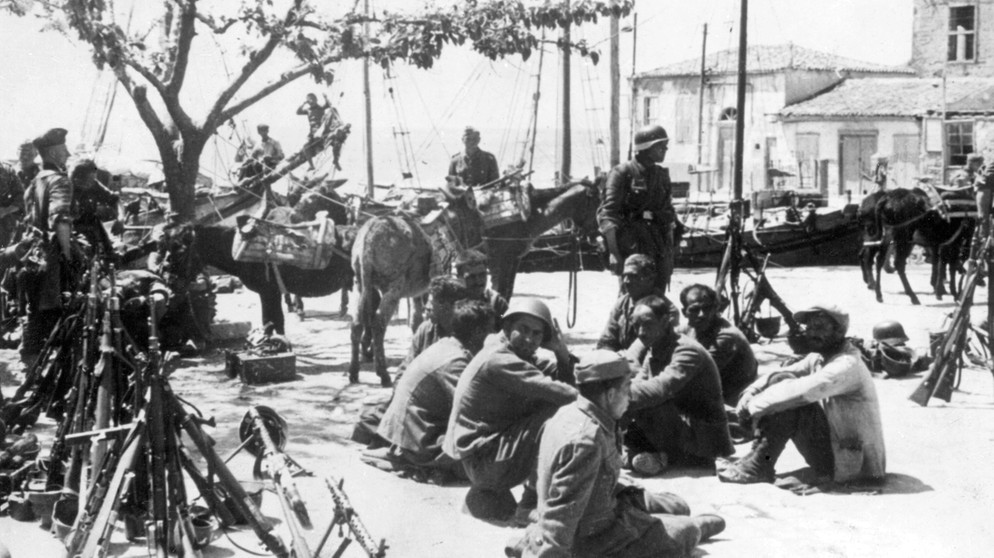 Archiv - Griechische Gefangene sitzen auf dem Fußboden im Hafen einer von den deutschen Truppen besetzten Insel. Aufnahme Anfang der 1940er Jahre | Bild: picture-alliance/dpa