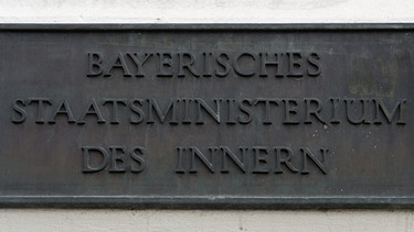 Ein gusseiserne Schild mit der Aufschrift "Bayerisches Staatsministerium des Innern"  | Bild: picture-alliance/dpa/Peter Kneffel