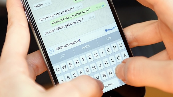 Auf dem Display eines iPhone 6 ist ein Chatverlauf zu sehen | Bild: dpa/Britta Pedersen