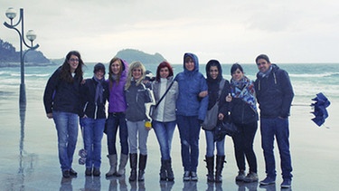Irantzu Ros mit ihren Freunden am Meer im Norden Spaniens | Bild: privat