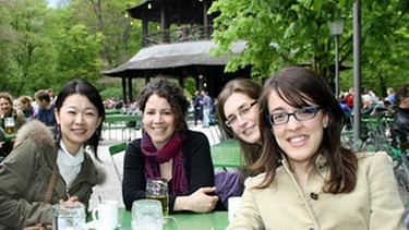 Irantzu mit Freunden am Chinesischen Turm in München | Bild: privat