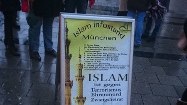 Schilder Islaminfostand | Bild: Joseph Röhmel / BR