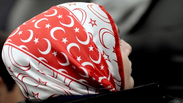 Junge Türkin mit Kopftuch | Bild: picture-alliance/dpa