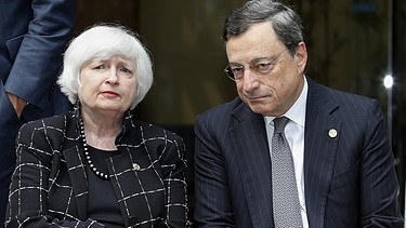 Janet Yellen sitzt neben Mario Draghi auf einer Bank | Bild: picture-alliance/dpa