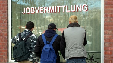 Jugendliche Arbeitslose auf Jobsuche - genau darum geht es auf dem EU-Gipfel der Kanzlerin Merkel | Bild: picture-alliance/dpa