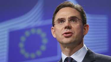 Finland's Jyrki Katainen, the European Commissioner in charge of jobs, growth, investment and competitiveness, speaks during a media brieifing at the end of the European Commission Weekly College meeting, in Brussels, Belgium | Bild: picture-alliance/dpa