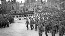 1945: Kriegsende in Bayern - US-Truppen der 3rd und 45th Divisionen bei der Einahme der zerstörten bayerischen Stadt Nürnberg mit feierlicher Zeremonie auf dem Adolf Hitler Platz am 21.04.1945 | Bild: picture-alliance/dpa