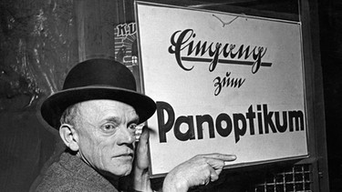 Karl Valentin vor dem Schild "Eingang zum Panoptikum" | Bild: SZ Photo / Scherl