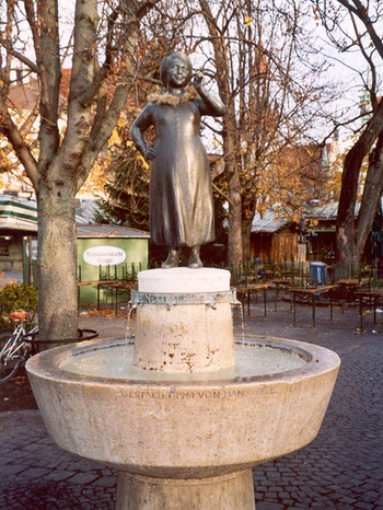 Liesl-Karlstadt-Brunnen auf dem Münchner Viktualienmarkt | Bild: BR / Ernst Eisenbichler