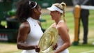Kerber und Williams bei der Siegerehrung in Wimbledon | Bild: picture-alliance/dpa