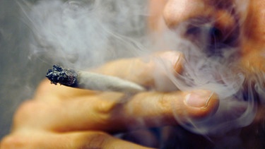 Marihuana-Konsument raucht Joint | Bild: picture-alliance/dpa