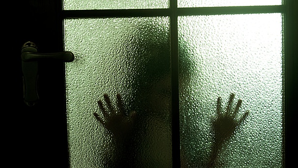 Silhouette eines eingesperrten Kindes hinter Glas | Bild: colourbox.com
