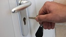 Symbolbild: Hand mit Schlüssel vor Türe | Bild: colourbox.com