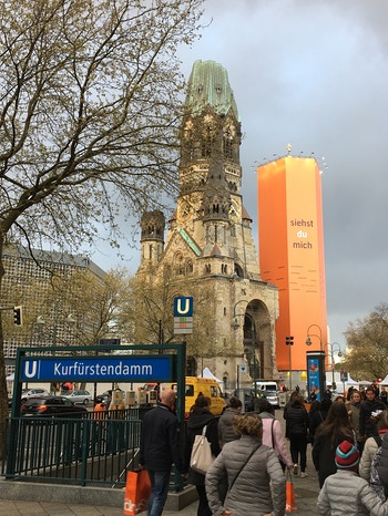 Werbung für den Kirchentag an der Kaiser-Wilhelm-Gedächtniskirche in Berlin, aufgenommen am 22.04.2017 | Bild: Gerhard Brack