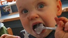 Kleinkind beim Essen in der Kinderkrippe | Bild: picture-alliance/dpa