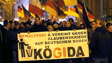 Demonstranten des islamkritischen Pegida-Ablegers "Kögida" in Köln | Bild: picture-alliance/dpa
