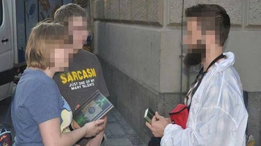 Münchner Koranverteiler führt ein intensives Gespräch mit Passanten. | Bild: Lies München / Facebook 