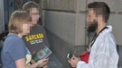 Münchner Koranverteiler führt ein intensives Gespräch mit Passanten. | Bild: Lies München / Facebook 