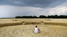 Ein Kornkreis in einem Weizenfeld in der Nähe von Mammendorf (Bayern). Das Muster hat einen Durchmesser von 180 Metern. | Bild: dpa-Bildfunk/Sven Hoppe
