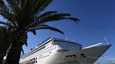 Kreuzfahrtsschiff im Hafen von Mahon auf Menorca | Bild: picture-alliance/dpa