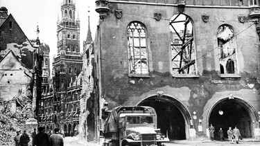 Kriegsende 1945: Zerstörtes Altes Rathaus in München nach dem Einmarsch der US-Truppen am 30. April 1945 | Bild: picture-alliance/dpa