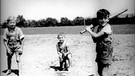 Kriegsende 1945 in Passau: Kinder spielen Baseball | Bild: Tony Vaccaro