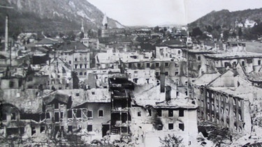 Bad Reichenhall: Zerstörte Häuser nach dem Bombenangriff vom 25. April 1945 | Bild: Archiv Fritz Hofmann