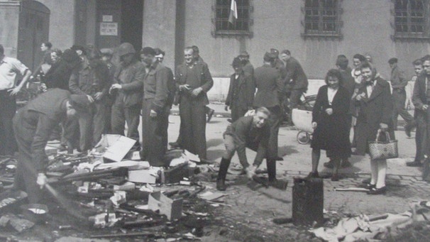 Kriegsende 1945: Deutsche Soldaten geben Waffen ab | Bild: Archiv Fritz Hofmann
