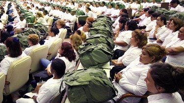 Kubanische Ärzte in der Kongresshalle Palacio de Convenciones in Havanna | Bild: picture-alliance/dpa