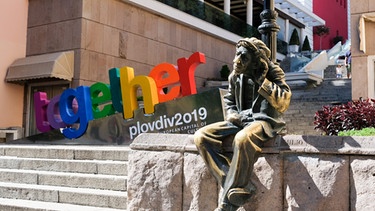 Die Skulptur "Milyo der Verrückte" und das Wort "zusammen" werben für die  Kulturhauptstadt 2019, Plowdiw in Bulgarien | Bild: dpa-Bildfunk/Jens Kalaene