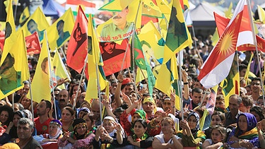 30.000 Kurden demonstrieren in Köln  | Bild: pa/dpa/Oliver Berg