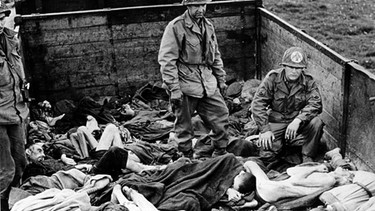 KZ Dachau: US-Soldaten auf einem Waggon mit ermordeten Häftlingen | Bild: picture-alliance/dpa