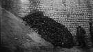 KZ Flossenbürg nach Befreiung: Schuhe toter Häftlinge | Bild: National Archives Washington / KZ-Gedenkstätte Flossenbürg