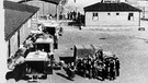 KZ Flossenbürg nach der Befreiung: US-Sanitätsfahrzeuge vor Baracke | Bild: National Archives Washington / KZ-Gedenkstätte Flossenbürg