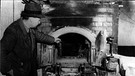 KZ Flossenbürg nach Befreiung: Ex-Häftling zeigt auf Verbrennungsofen | Bild: National Archives Washington / KZ-Gedenkstätte Flossenbürg