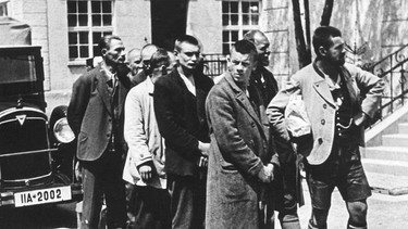 1933: Ankunft von Häftlingen im KZ Dachau | Bild: SZ Photo